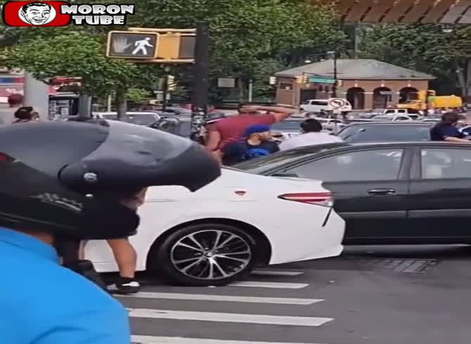 Video :He flees by smashing into many vehicles in a sports Mercedes!